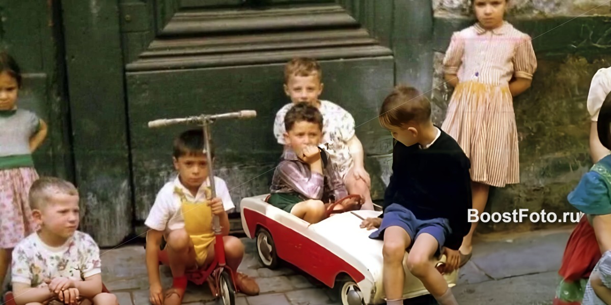 До и после улучшения цвета выцветшего детского фото с ИИ