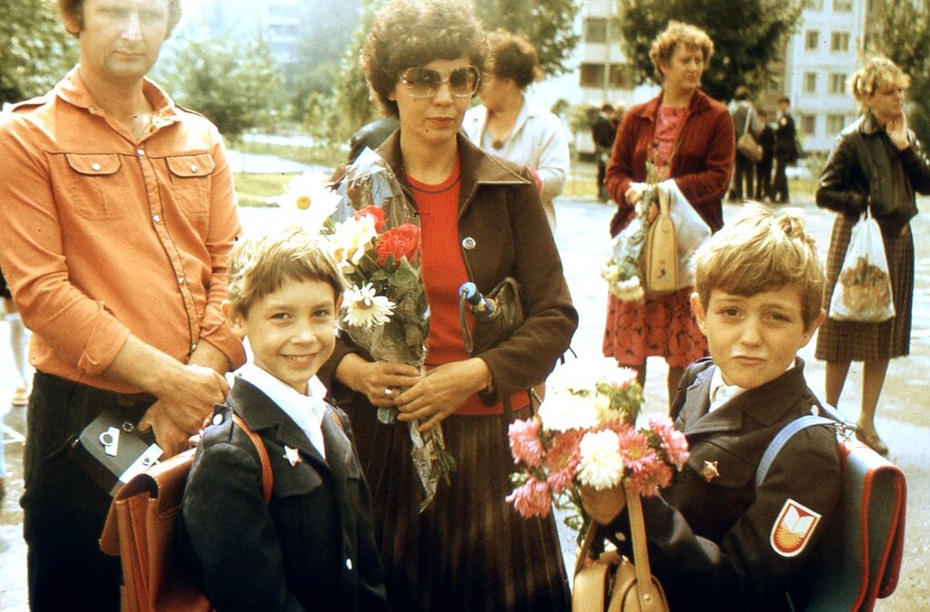 Пожелтевшая старая фотография и восстановленный снимок с естественными цветами